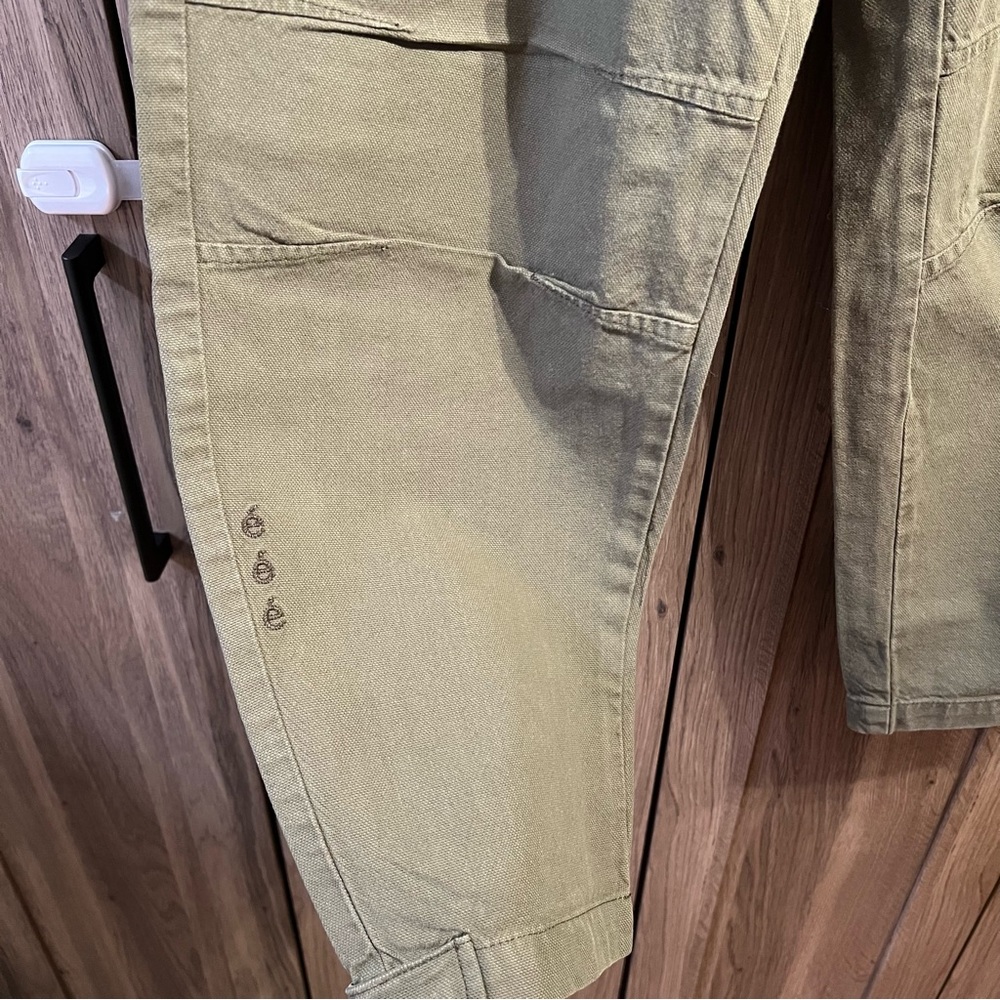 *Flawed* NWOT Women’s Etica Ren Cropped Relaxed Cargo Pant Size 28 Sage - Picture 4 of 11